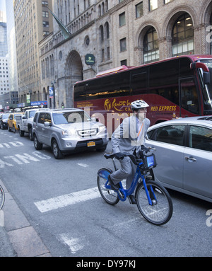 Mann fährt ein Citi-Fahrrad, um den Verkehr auf 42nd Street in Midtown Manhattan, eines der am stärksten überlasteten städtischen überall Zentren zu schlagen. NEW YORK CITY. Stockfoto