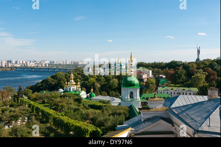 Kiew Skyline von Pechersk über den Dnjepr mit der Heimat-Statue auf dem richtigen Ukraine betrachtet Stockfoto