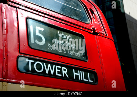 London, England, Vereinigtes Königreich. Nr. 15 Double Decker Bus zum Tower Hill Stockfoto