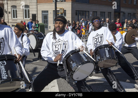 Brooklyn United Percussion Band tritt bei der Little League-Parade zum Baseball Saisonstart in Park Slope, Brooklyn, NY. Stockfoto