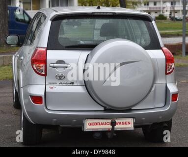 Fuerstenwalde, Deutschland. 9. April 2014. Ein Toyota RAV4-Auto-Modell, Baujahr 2006 in Fuerstenwalde, Deutschland, 9. April 2014 abgebildet. Toyota ruft erneut Millionen Fahrzeuge weltweit. Mehr als 6 Millionen Fahrzeuge von der Rückrufaktion, um 92,000 Fahrzeuge allein in Deutschland betroffen sind erklärt Toyota in Köln, am 9. April 2014. Fahrzeuge der Modellreihe Yaris, Bj. 2005-2010, zeigen möglicherweise Probleme Foto: Patrick Pleul/Dpa/Alamy Live News Stockfoto