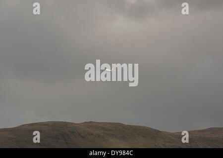 Loch Ardinning, Strathblane, Glasgow, Schottland. 10. April 2014. Emirates Airbus A380 fliegt über Campsie Fells auf den Ansatz nach Glasgow Flughafen für seine ersten Besuch in Schottland Credit: Paul Stewart/Alamy Live News Stockfoto