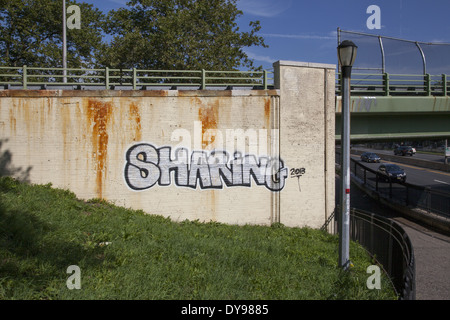 Graffiti Art Aussage an einer Wand in einem u-Bahn-Eingang in Brooklyn, New York. Stockfoto