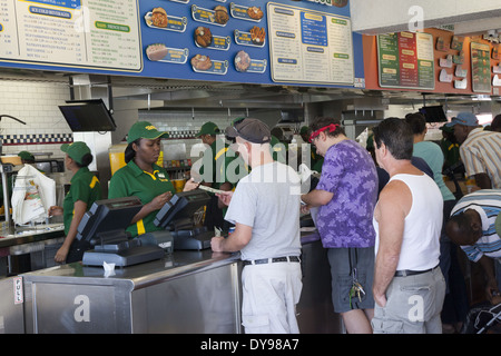 Menschen dienend in der ursprünglichen Nathan, berühmt für seine Hot Dogs auf Coney Island, Brooklyn, NY. Stockfoto