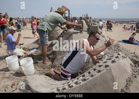 Jährliche Sandburg bauen Wettbewerb am Strand von Coney Island, Brooklyn, NY. Stockfoto