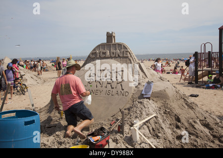 Jährliche Sandburg bauen Wettbewerb am Strand von Coney Island, Brooklyn, NY. Stockfoto