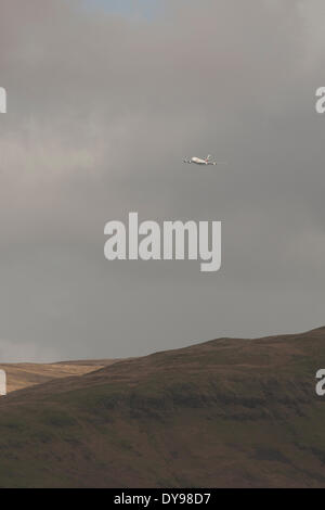 Loch Ardinning, Strathblane, Glasgow, Schottland. 10. April 2014. Emirates Airbus A380 fliegt über Campsie Fells auf den Ansatz nach Glasgow Flughafen für seine ersten Besuch in Schottland Credit: Paul Stewart/Alamy Live News Stockfoto