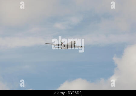 Loch Ardinning, Strathblane, Glasgow, Schottland. 10. April 2014. Emirates Airbus A380 fliegt über Campsie Fells auf den Ansatz nach Glasgow Flughafen für seine ersten Besuch in Schottland Credit: Paul Stewart/Alamy Live News Stockfoto