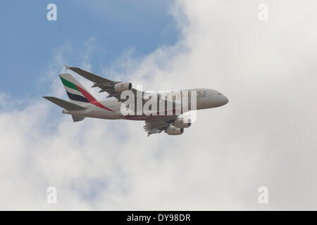 Loch Ardinning, Strathblane, Glasgow, Schottland. 10. April 2014. Emirates Airbus A380 fliegt über Campsie Fells auf den Ansatz nach Glasgow Flughafen für seine ersten Besuch in Schottland Credit: Paul Stewart/Alamy Live News Stockfoto