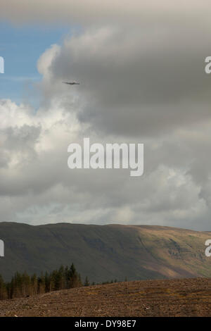 Loch Ardinning, Strathblane, Glasgow, Schottland. 10. April 2014. Emirates Airbus A380 fliegt über Campsie Fells auf den Ansatz nach Glasgow Flughafen für seine ersten Besuch in Schottland Credit: Paul Stewart/Alamy Live News Stockfoto