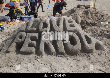 Jährliche Sandburg bauen Wettbewerb am Strand von Coney Island, Brooklyn, NY. Stockfoto