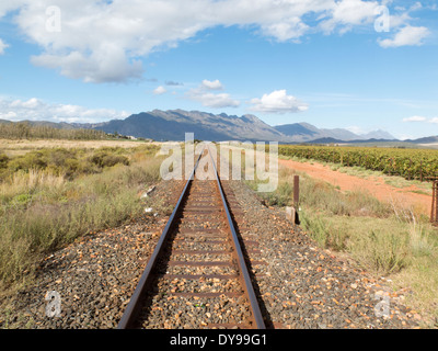 Südliche afrikanische Eisenbahn eingleisig. Südafrika nach unten konvergierenden Linie Stockfoto