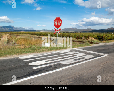 Stop-Schild am unbemannten Bahnübergang in Südafrika Western Cape Stockfoto