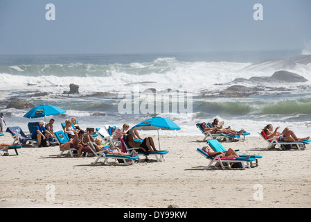 Sonnenbaden am Strand von Camps Bay in der Nähe von Cape Town, South Africa Stockfoto