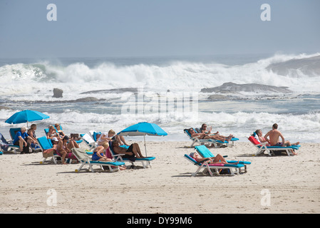 Sonnenbaden am Strand von Camps Bay in der Nähe von Cape Town, South Africa Stockfoto