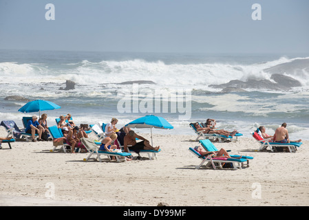 Sonnenbaden am Strand von Camps Bay in der Nähe von Cape Town, South Africa Stockfoto