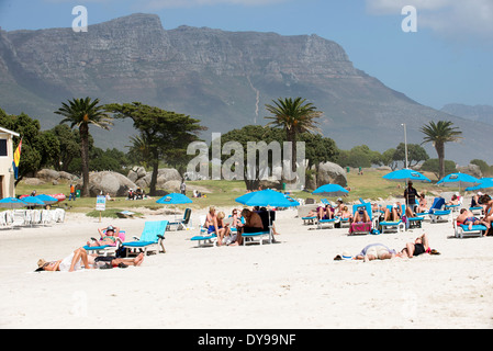 Sonnenbaden am Strand von Camps Bay in der Nähe von Cape Town, South Africa Stockfoto