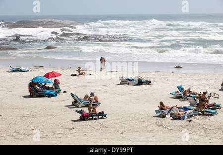 Sonnenbaden am Strand von Camps Bay in der Nähe von Cape Town, South Africa Stockfoto