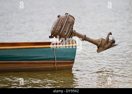 Antike Außenborder am Spiegel auf einem Holzboot, die im Wasser schwimmende montiert Stockfoto