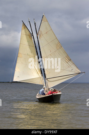 Zwei Personen in einem Segelboot in den Golf von Mexiko mit den Segeln in Flügel an Flügel sogenannten positioniert Stockfoto