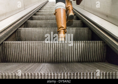 Füße auf einer Rolltreppe Stockfoto