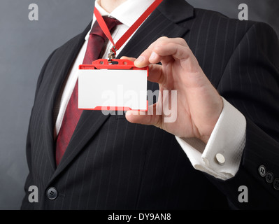 Mann im Anzug zeigt Id oder Name badge Stockfoto