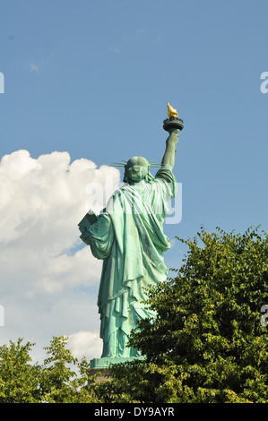 Freiheitsstatue Liberty Rückansicht mit Bäumen, rechts und unten Bild einrahmen Stockfoto