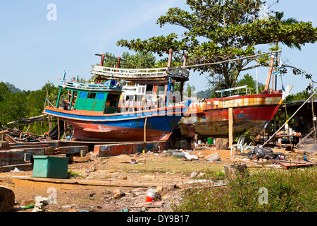 Fischerboot in einer Werft in das Fischerdorf Salak Koch auf Ko Chang, Thailand Stockfoto