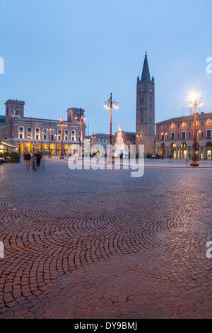 Blaue Stunde in der Piazza Aurelio Saffi, Forli, Emilia Romagna, Italien Stockfoto