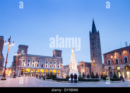 Blaue Stunde in der Piazza Aurelio Saffi, Forli, Emilia Romagna, Italien Stockfoto