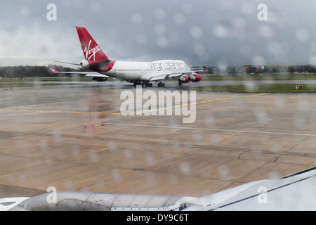 Virgin Atlantic Boing 747 ausziehen vom Flughafen Gatwick Stockfoto
