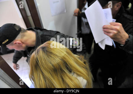 Trencin, Slowakei. 10. April 2014. Slowakische Model Maria Kukucova wird von Polizisten begleitet, als sie ein Gericht nach Aufnahme in Gewahrsam in Trencin, Slowakei, Donnerstag, 10. April 2014 geht. 24 Jahre alte Kukucova ist verdächtig, im Zusammenhang mit der Tötung von ihrem Ex-Freund, britischer Unternehmer und Goldschmied Andrew Bush in Spanien. Bildnachweis: Jan Koller/CTK Foto/Alamy Live-Nachrichten Stockfoto