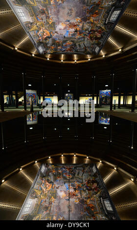 Oberhausen, Deutschland. 10. April 2014. Ein Bild von dem Deckenfresko 'Apotheose des Heiligen Ignatius' spiegelt sich auf einer Glasscheibe im Gasometer, einem ehemaligen Gasspeicher in Oberhausen, Deutschland, 10. April 2014. Die Ausstellung "The Aussehen of Beauty" läuft vom 11. April bis 30. Dezember 2014 und zeigt mehr als 150 Fotografien oder Abgüsse von bedeutenden Kunstwerken aus verschiedenen Epochen. Foto: Matthias Balk/Dpa/Alamy Live News Stockfoto