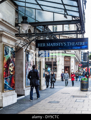 Ihre Majestät Theater, Haymarket, Westend, London, UK - Exterieur und "Phantom der Oper" Poster Stockfoto
