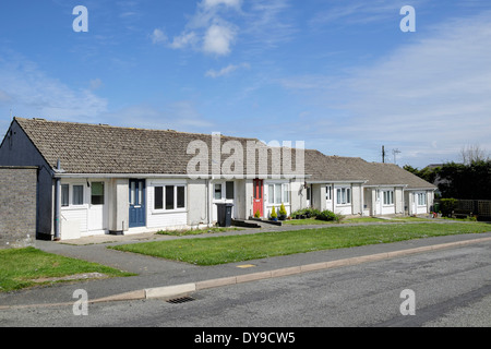 Kleinen Reihenbungalows, die Bereitstellung von geschützten Rat Altersheime für alte Leute. Benllech, Isle of Anglesey, North Wales, UK Stockfoto