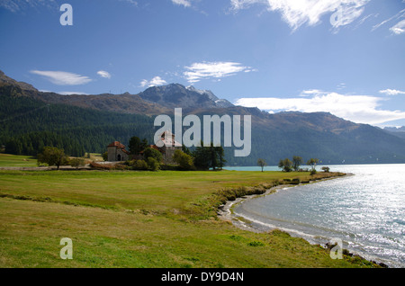 Schloss Mist da Sass auf der Seepromenade mit schneebedeckten Berg und See Silvaplana mit blauen Himmel und Wolken in Graubünden Stockfoto