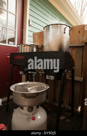 Eine hausgemachte Setup für Ahorn Sap um eine gemeinsame Aktivität der New England Maple Sirup kochen. Stockfoto