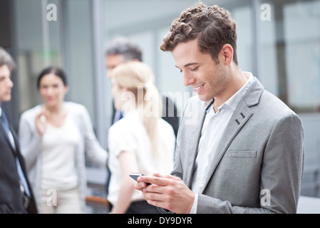 Geschäftsmann mit Handy unterwegs Stockfoto