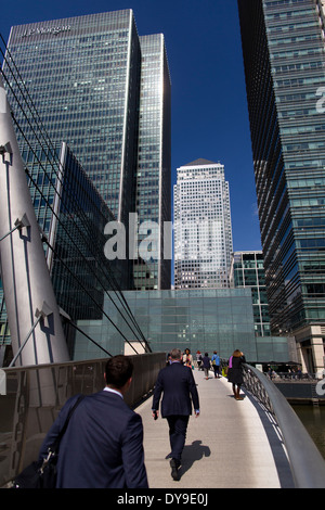 Großbritannien, London: Fußgänger überqueren eine Brücke in der Nähe des Büros von JPMorgan Chase & Co. in Canary Wharf am 10. April 2014. Stockfoto