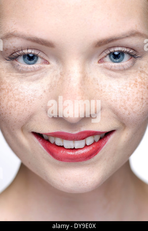 Junge Frau trägt roten Lippenstift, close-up Stockfoto