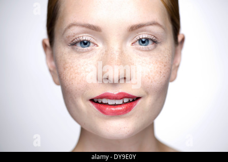 Junge Frau trägt roten Lippenstift, close-up Stockfoto