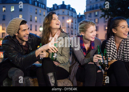 Freunde, die Biere zusammen im freien Stockfoto