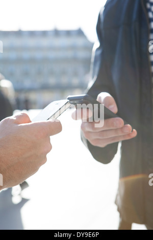Drahtlos teilen Daten zwischen smartphones Stockfoto