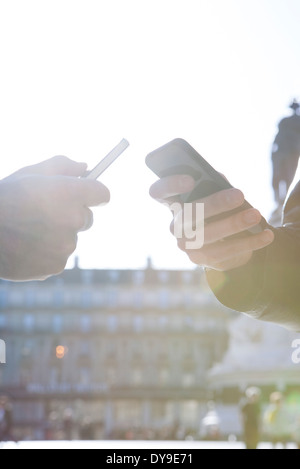 Drahtlos teilen Daten zwischen smartphones Stockfoto