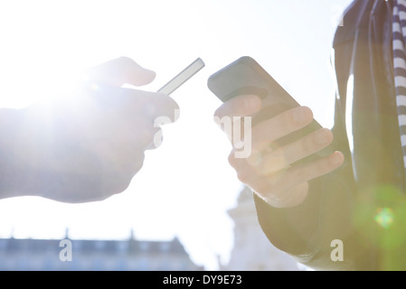 Drahtlos teilen Daten zwischen smartphones Stockfoto