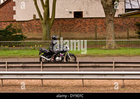 Schwenken ein Suzuki-Motorrad Reisen entlang der Kingsway West Schnellstraße in Dundee, Großbritannien Stockfoto