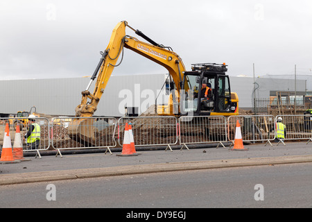 Ein mechanischer Gräber ausheben der Erde auf einer Baustelle in Schottland, Großbritannien Stockfoto