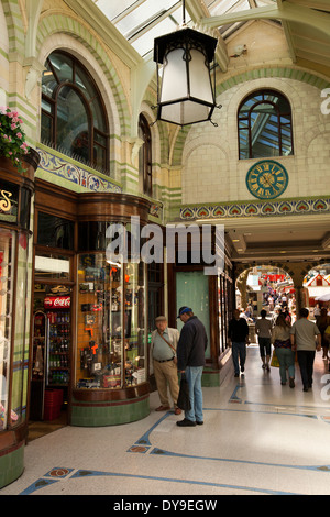 Großbritannien, England, Norfolk, Norwich, Royal Arcade, Geschäfte in Jugendstil bedeckt Einkaufspassage Stockfoto