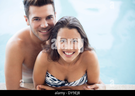 Junges Paar im Pool zusammen, portrait Stockfoto