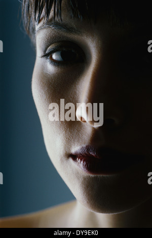 Frau das Gesicht im Schatten, Nahaufnahme Stockfoto